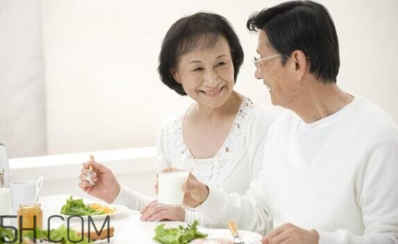 老年人晚餐吃什么好？老年人晚餐有什么注意事项？